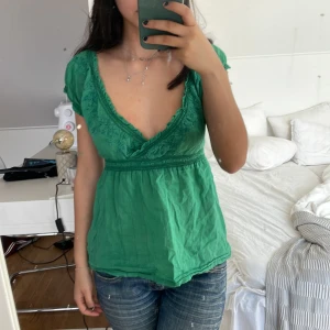 Grön Topp  - Topp från twist and tango, jätte söt strl xs men skulle säga att den är lite stor i storleken