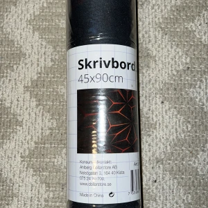 Skrivbordsmatta 45x90cm helt ny - Oöppnad! Säljer för 60kr. Mönstret finns på bilden