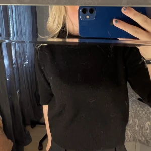 Hm tröja  - Stickad T-shirt med en liten krage från hm