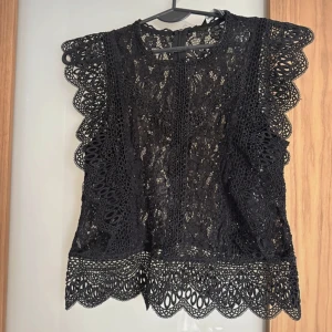 Blus spets topp svart - Jätte snygg spets topp! Passar till fest och till vardags! Samma som på bild 2 fast svart! SÄLJER BÅDE EN XS OCH EN S!