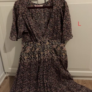 Klänningar - Två underbara sommarklänningar som är sparsamt använda! Den första klänningen kostar 150 kr. Den andra är 100 kr. Storlekar finns på bilderna!