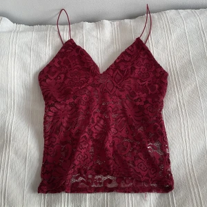 Spetslinne  - Vinrött linne i spets