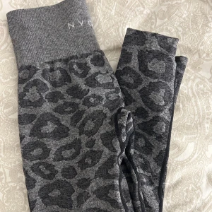 NVGTN träningsthigts  - Säljer dessa fina NVGTN träningsthigts då dem inte kommer till användning längre💗nypris 579kr💓