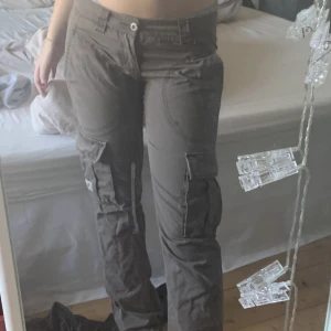 Cargobyxor - Cargobyxor som jag säljer pga att de inte kommer till användning så det är knappt använda av mig men köpta  second hand. De har inga defekter.De har coola detaljer och är väldigt unika! 💕💕