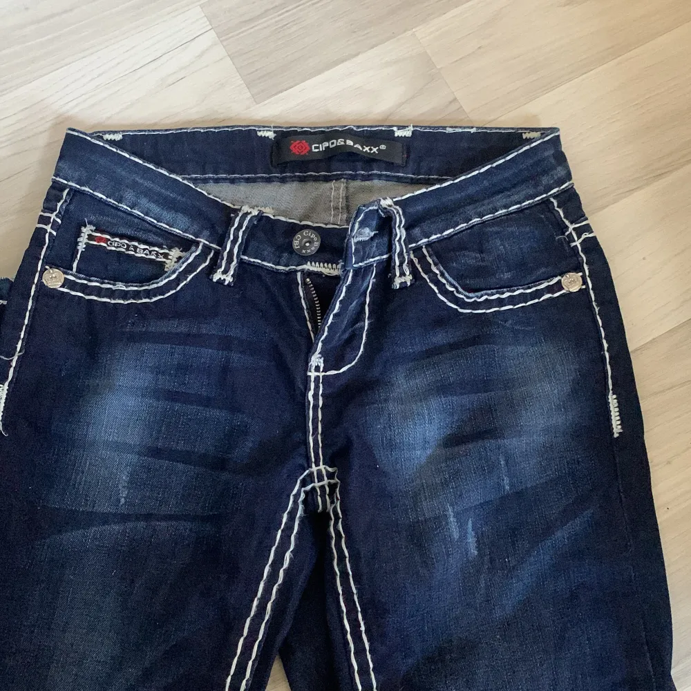 Superlikt true region jeansen!!  Säljer dessa assnygga jeans ifrån märket Cipo & baxx. Slits längst ner. Dessa är köpta för över 1000kr❤️ endast testade så nyskick!🥰 pris kan diskuteras.. Jeans & Byxor.