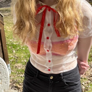 Söt topp  - Supersöt topp från dollskills. Bara testad. Passar nog bäst för någon med mindre bröst då den är lite tight. Tror denna med en röd bh under skulle vara riktigt snyggt.