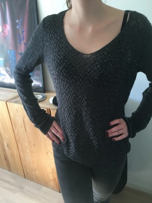 Tröja - Stickad ish tröja. Jätteskön och snygg!!! Storleken står dessvärre inte men märket är orsay ❤️❤️❤️