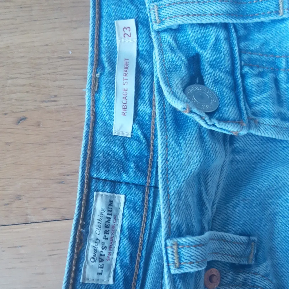 Detta är också ett par jeans som bara blivit hängandes i min garderob sen jag fick min son för ca 8år sen.  Blåa levis jeans, använt skick men ändå i väldigt gott skick! . Jeans & Byxor.