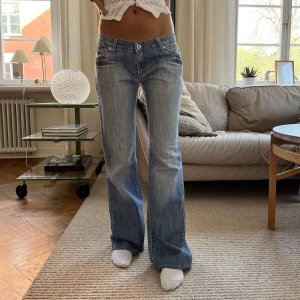 Jeans! - Så snygga jeans som sitter snyggt baggy på min kompis som brukar ha 36😍 MIDJEMÅTT: 80cm  INNERBENSLÄNGDEN: 80cm 
