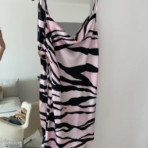 Satinklänning - Säljer denna snygga klänning från River Island! Passar Xs/S.  Dm för fler bilder🦋