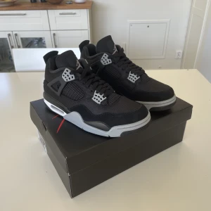 Jordan 4 black canvas - Köpte dessa när de släpptes och har inte använt dem en ända gång. Köpte endast för att sälja. Säljer för 3999kr vilket är ett bra pris om man gemför med andra. Skriv till mig för mer bilder så löser jag det. Kan frakta skorna eller köra meetup i Skåne.