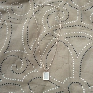 Guldkedja med diamant bricka  - Guldkedja med diamant bricka. Jätte bra skick.