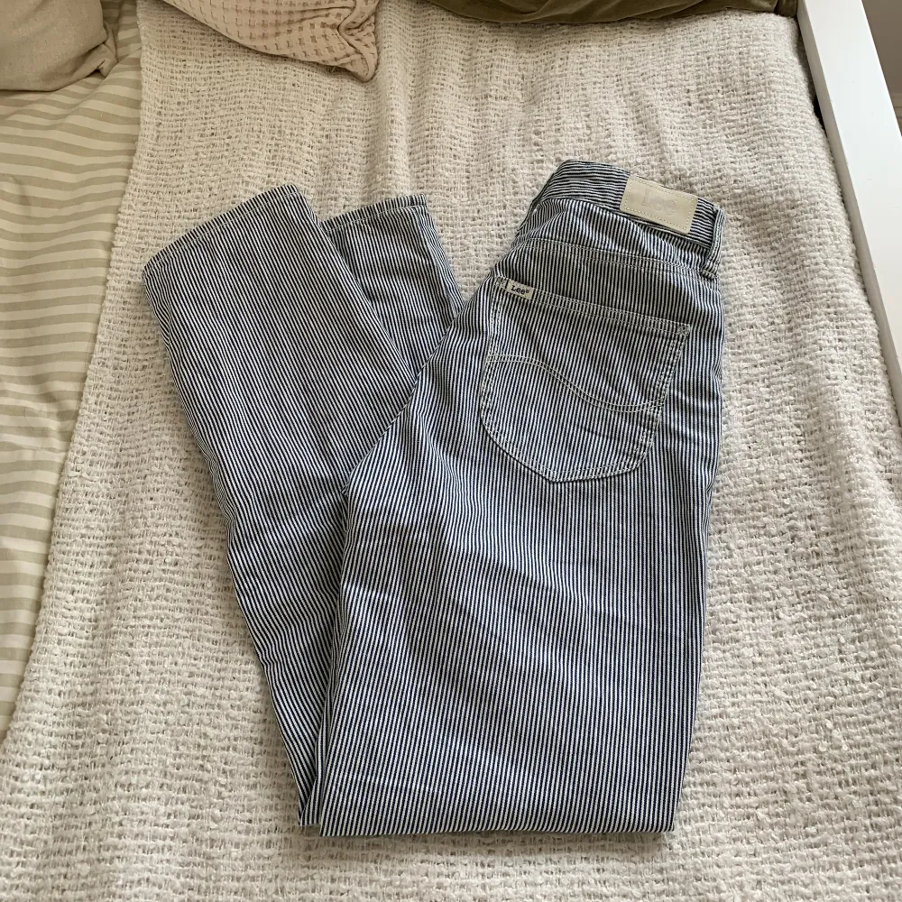 Blå/vit randiga jeans från Lee som är köpta på Sellpy, har dock aldrig använt dom själv då jag tyckte dom var lite långa och stora 💕Stl 26/33. Jeans & Byxor.