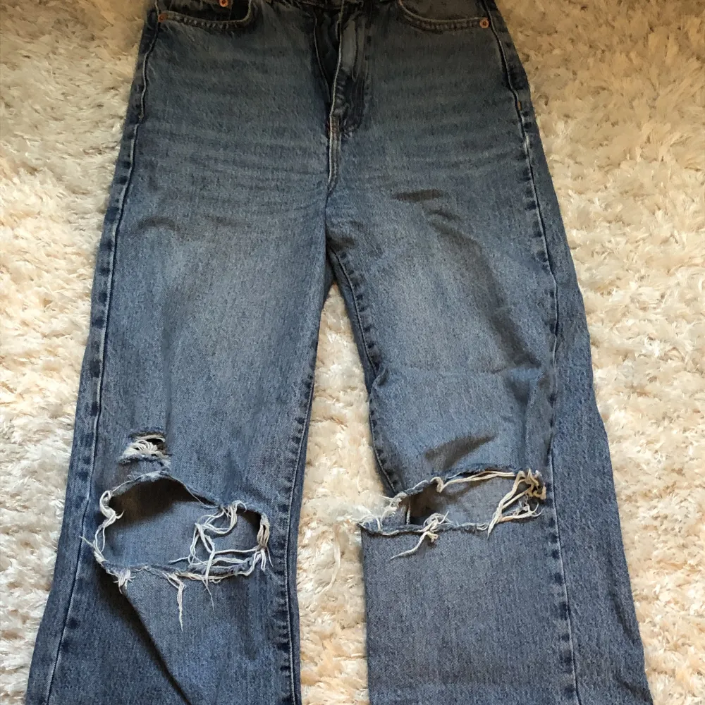 Jätte fina jeans från ginatricot, knappt använda. I storleken 32 och modellen idun wide leg. Jeans & Byxor.
