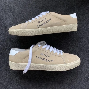 Saint Laurent skor 42 - Säljer dessa sällsynta Saint Laurent skor i fantastiskt skick | Skick: 9.5/10 endast använda en gång | Nypris: 6600 kr | Mitt pris: 2800 kr | Hör av er vid minsta fråga eller fundering :)