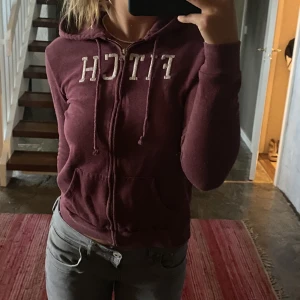 Abercrombie and fitch tröja - Fin i modellen och färgen dock lite nopprig men det gör inget. 