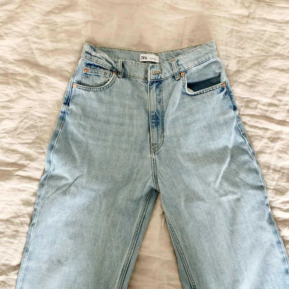 Superfina högmidjade jeans från Zara. De har en innersöm på 80cm så är långa och passar bra på mig som är 175cm, är dock lätta att klippa kortare.✨Jeansen har en liten lagning vid ena bakfickan men den syns knappt!. Jeans & Byxor.