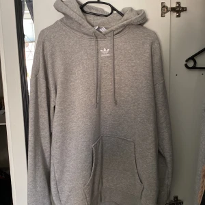 Grå adidas hoodie - Den är i god skick, använt ett fåtal gånger. 