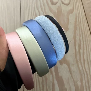 Diadem - alla för 50 kr!  - Diverse diadem, aldrig använda. Köparen får alla för endast 50 kronor. 