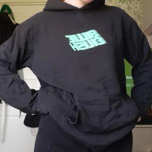 Säljer min Billie Eilish hoodie från H&M. Köpt för cirka 2 år sedan och använd en del, men den är i väldigt fint skick och trycket sitter kvar. Den är oversized. Skriv för mer info och fler bilder🤍🌷