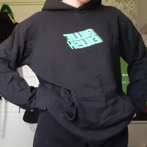 Billie Eilish hoodie - Säljer min Billie Eilish hoodie från H&M. Köpt för cirka 2 år sedan och använd en del, men den är i väldigt fint skick och trycket sitter kvar. Den är oversized. Skriv för mer info och fler bilder🤍🌷