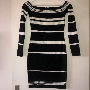Svartvit klänning från Chiquelle - Super söt och fin klänning sitter idéparti fint på kroppen  Storlek s på den men passar även xs
