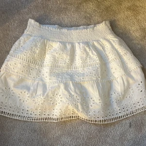 zara kjol - Fin zara kjol, har tyvärr inte kommit till användning!🥰