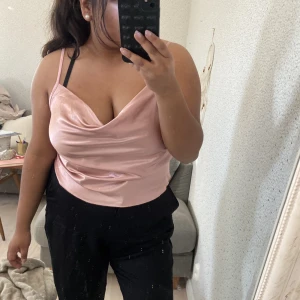 Ljusrosa siden linne - Jättefint linne som bara använd vid ett tillfälle, strl M, stretchigt material, 200kr💕💕