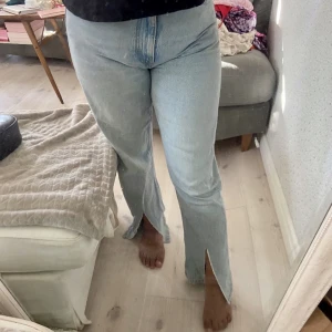 Jeans - Strl 38 men stora i storleken, använda vid ett fåtal tillfällen💘💘