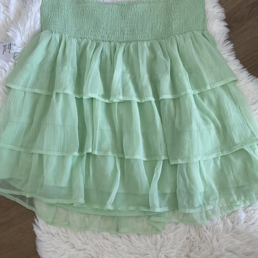 Grön fladdrig kjol från Bikbok, som är perfekt till sommaren! Bara använd två gånger då den är för stor för mig. Passar till storlek S upp till L, då den är stretchig! Kom privat för annat prisförslag<3. Kjolar.