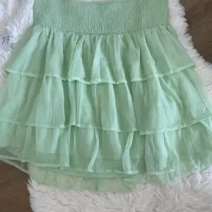Grön fladdrig kjol från Bikbok, som är perfekt till sommaren! Bara använd två gånger då den är för stor för mig. Passar till storlek S upp till L, då den är stretchig! Kom privat för annat prisförslag<3