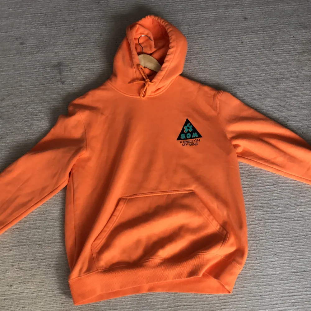 Orange hoddie från H&M, helt ny och oanvänd.. Hoodies.