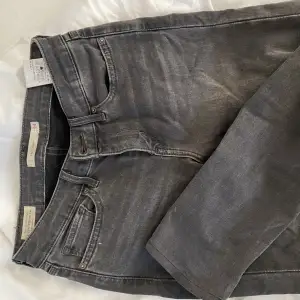 Skinny jeans från levis i modell 711, storlek 24. Grå/svarta. Uppsydda till någon som är ca 162