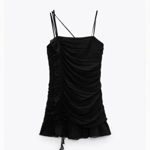 Svart klänning  - Aldrig använt, frakt 20kr 