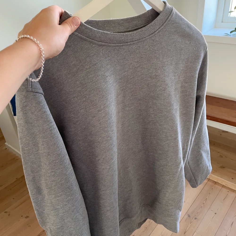 Säljer denna grå sweatshirten från carlings i storlek S. Övrigt.