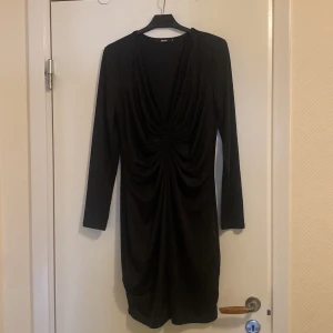 Klänning - Svart klänning från BikBok, stl M. Går att göra u ringningen större eller mindre. Aldrig använd. 200kr