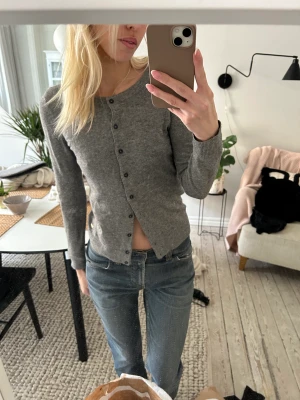 Kashmir kofta från tommy hilfiger - Så snygg mörkgrå kofta med knappar från tommy hilfiger i storlek S