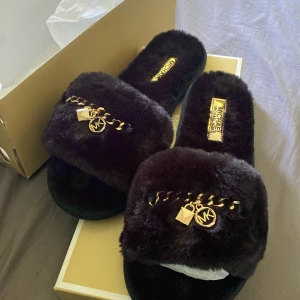 Michael Kors Slide  - Helt oanvända Michael Kors tofflor de är helt nya och med förpackningen. Jätte bekväma och fina. 