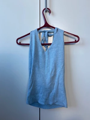 Halterneck Linne - Blå halterneck linne. Aldrig använd, prislapp kvar. Storlek L, justerbara band, kan passa M och S. Säljer för 70kr (+frakt)