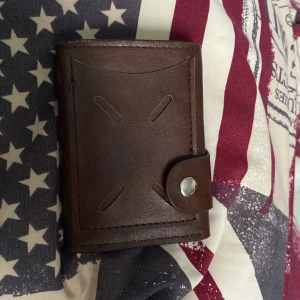 Läder plånbok  - En fin och stilig läder plånbok som kan ha rätt så många grejer.