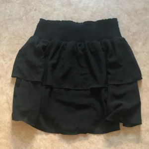 Volangkjol  - Säljer nu min Volangkjol som jag köptes på ABOUT YOU för typ 1 år sedan, aldrig använd, men lappens sitter inte kvar då jag har tänkt att jag ska ha på mig den.