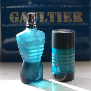 Säljer ett Jean paul Gaultier la male gift set som brukar kosta runt 1000kr I Det är ungefär 75-80% kvar av la Malé parfymen hör av er vid om ni har några frågor eller funderingar :)