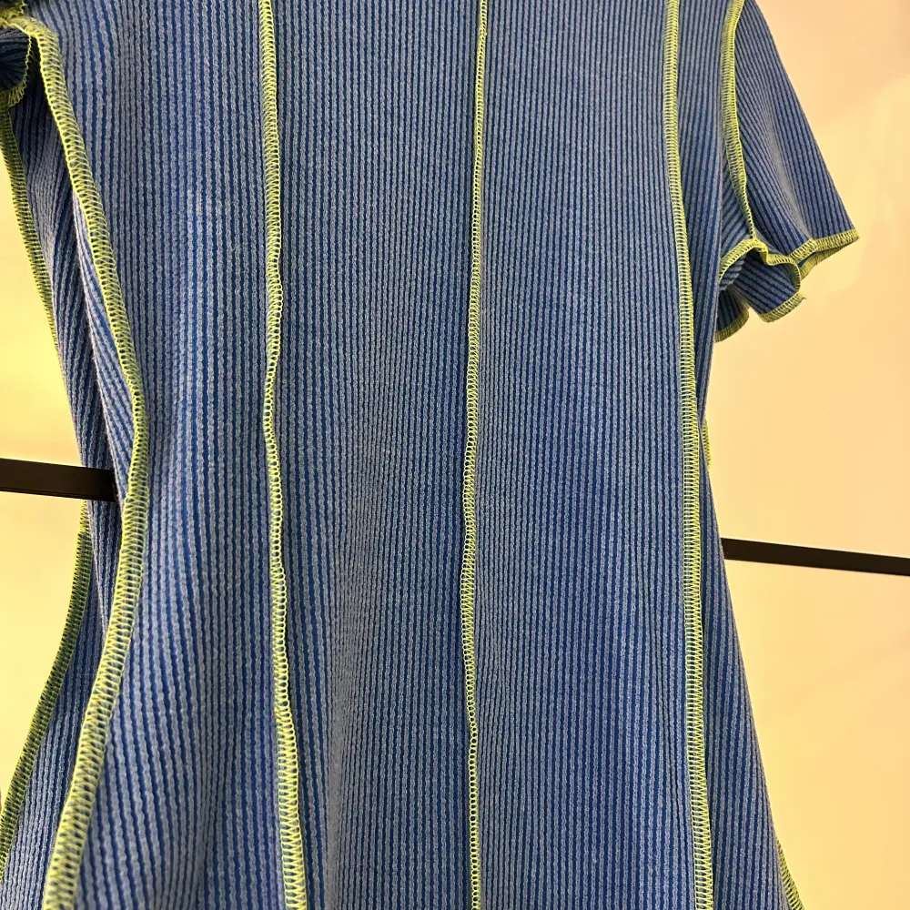 Säljer en helt oanvänd ribbad klänning med gröna sömmar från ASOS i storlek XS💞Nypris 349kr, säljer för 70kr + frakt!. Klänningar.