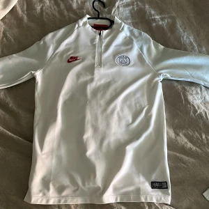 Psg tröja - Säljer denna snygga PSG tröjan i skick 10/10 Går ej att köpa på sida eller butik längre
