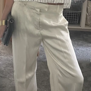 Siden byxor - Säljer mina lågmidjade satin byxor från zara sjukt snygga nu till sommaren 🙌🏻😍 köpta för 699kr säljer för 300!