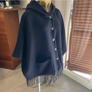 Kappa trekvartsärm - Kappa med fransar, luva och trekvarts ärm. Så fin! Köpt för runtomkring 2000kr men säljer för 800 😊