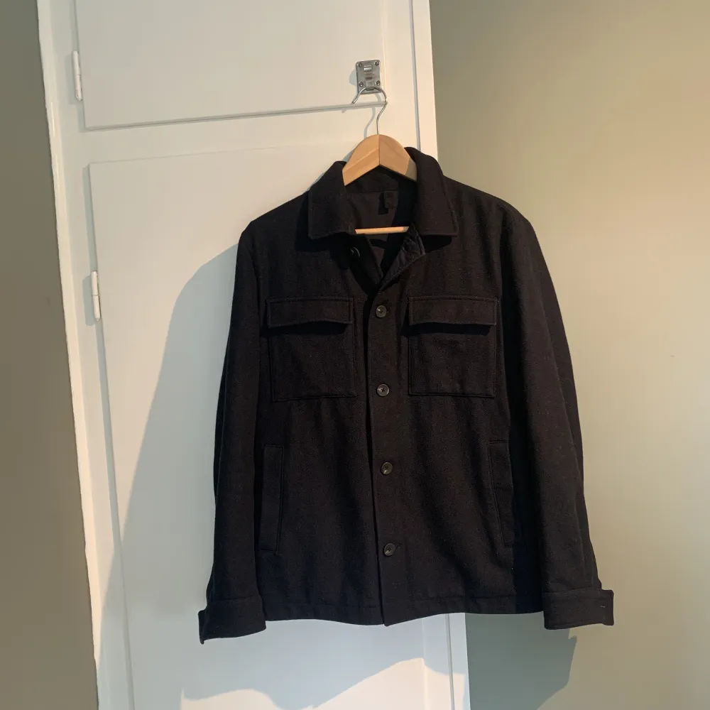 Overshirt från Massimo Dutti. Köpt i höstas men känner att den är lite för liten. Använd men i bra skick.. Tröjor & Koftor.