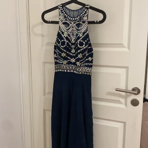 Fest/bal klänning - Superfin klänning perfekt för bal eller fest. Jättefin öppenrygg och paljetter som får dig att lysa hela kvällen🤩 Klänningen går ner till golvet för mig (med klackar) som är 163cm. Använd 1 gång, som nyskick.