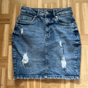 jeans kjol - nyskick!! säljer då dem är försmå för mig 🤍