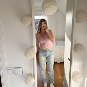 Midwaist jeans  - Snygga blå midwaist jeans. De är förlånga på mig som är 160cm lång, skulle säga att de passar någon som är ca 165-170cm lång💓